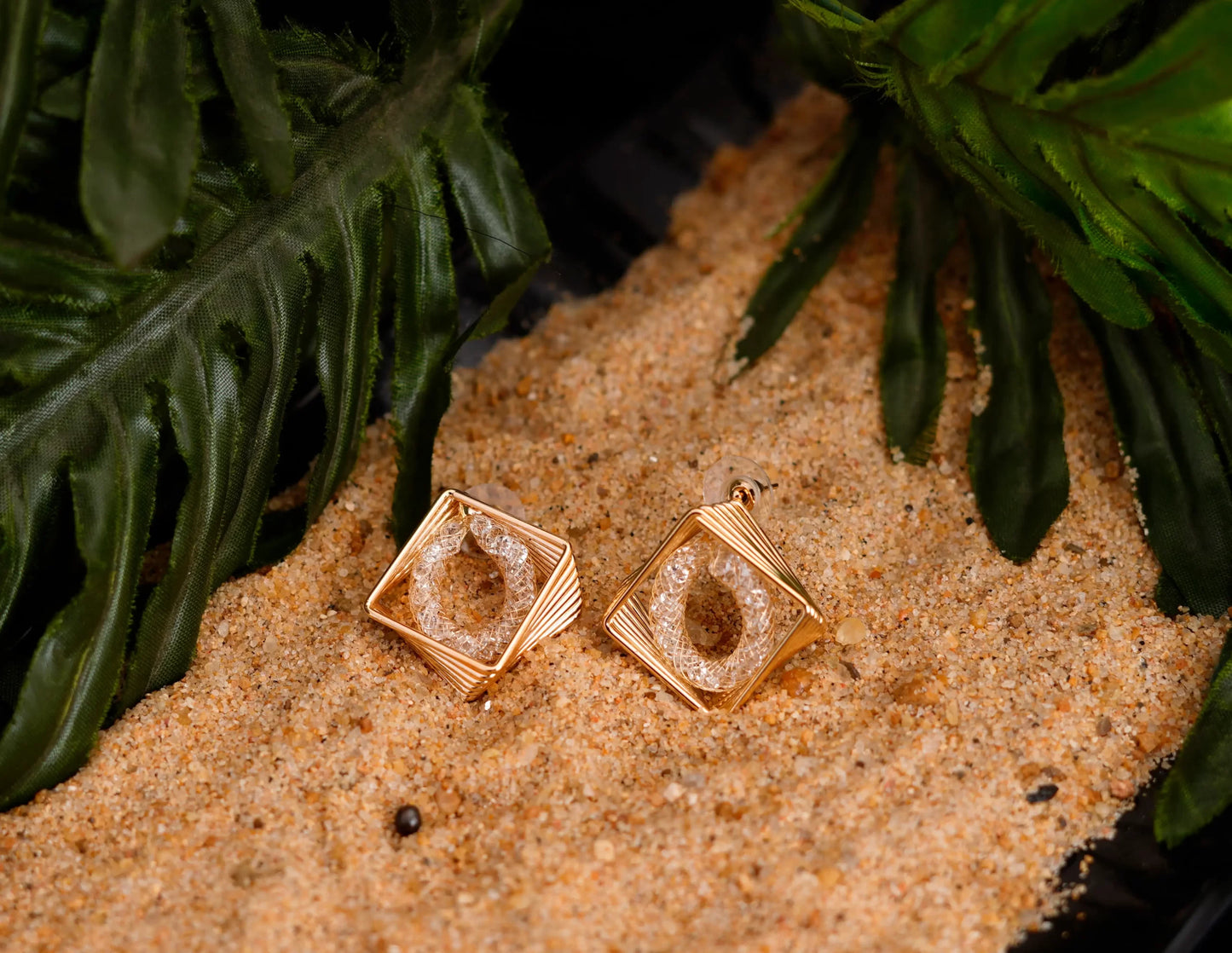 Smara Wire Hollow Zircon Earrings