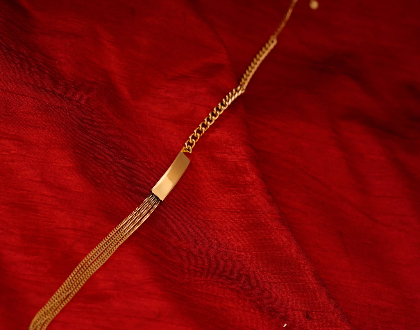 Smara Glossy Curved Necklace