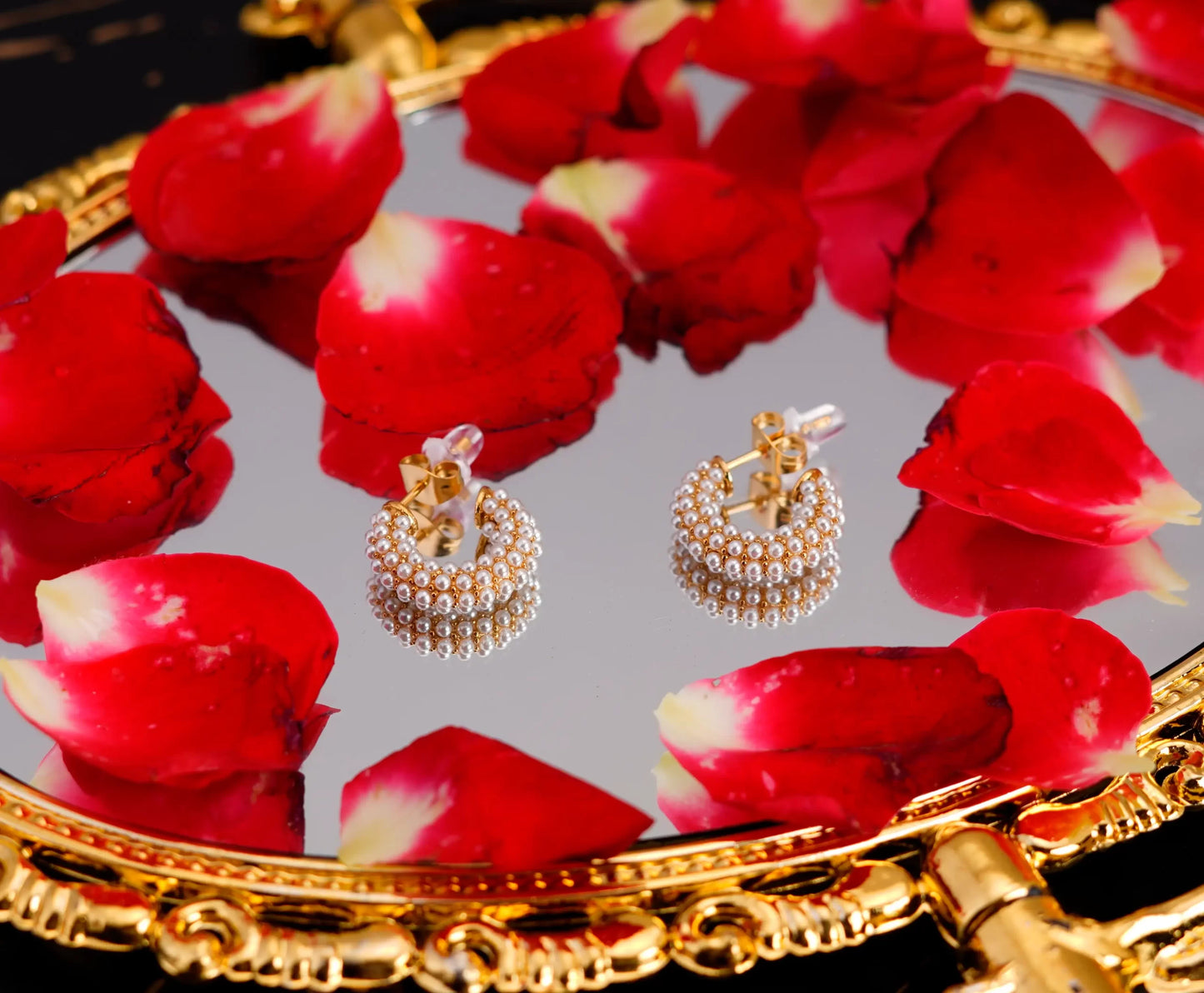 Smara C-shaped pearl earrings