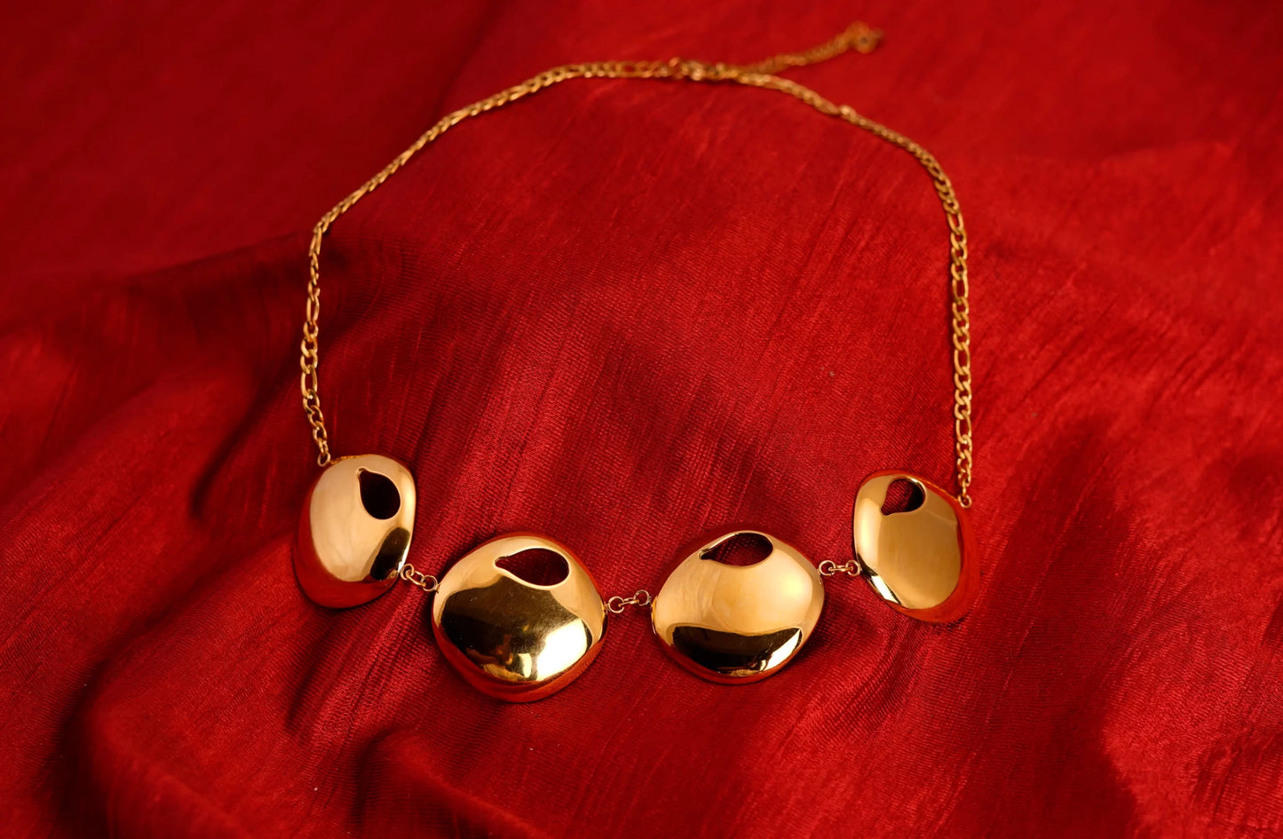 Smara Royal Gold Plated Notched Round Necklace