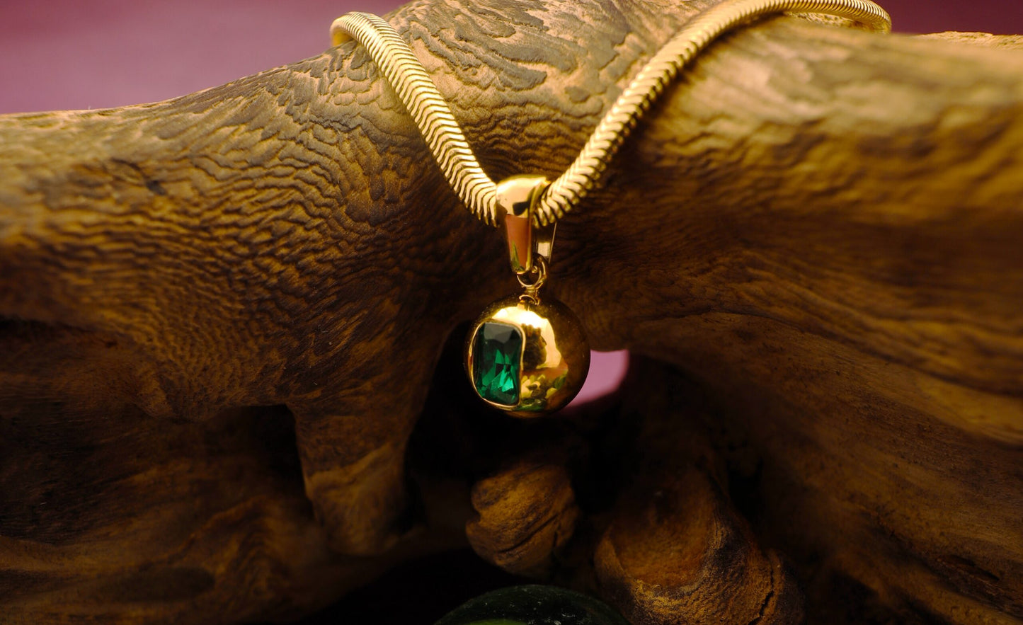 Smara Regal emerald green zircon pendant necklace