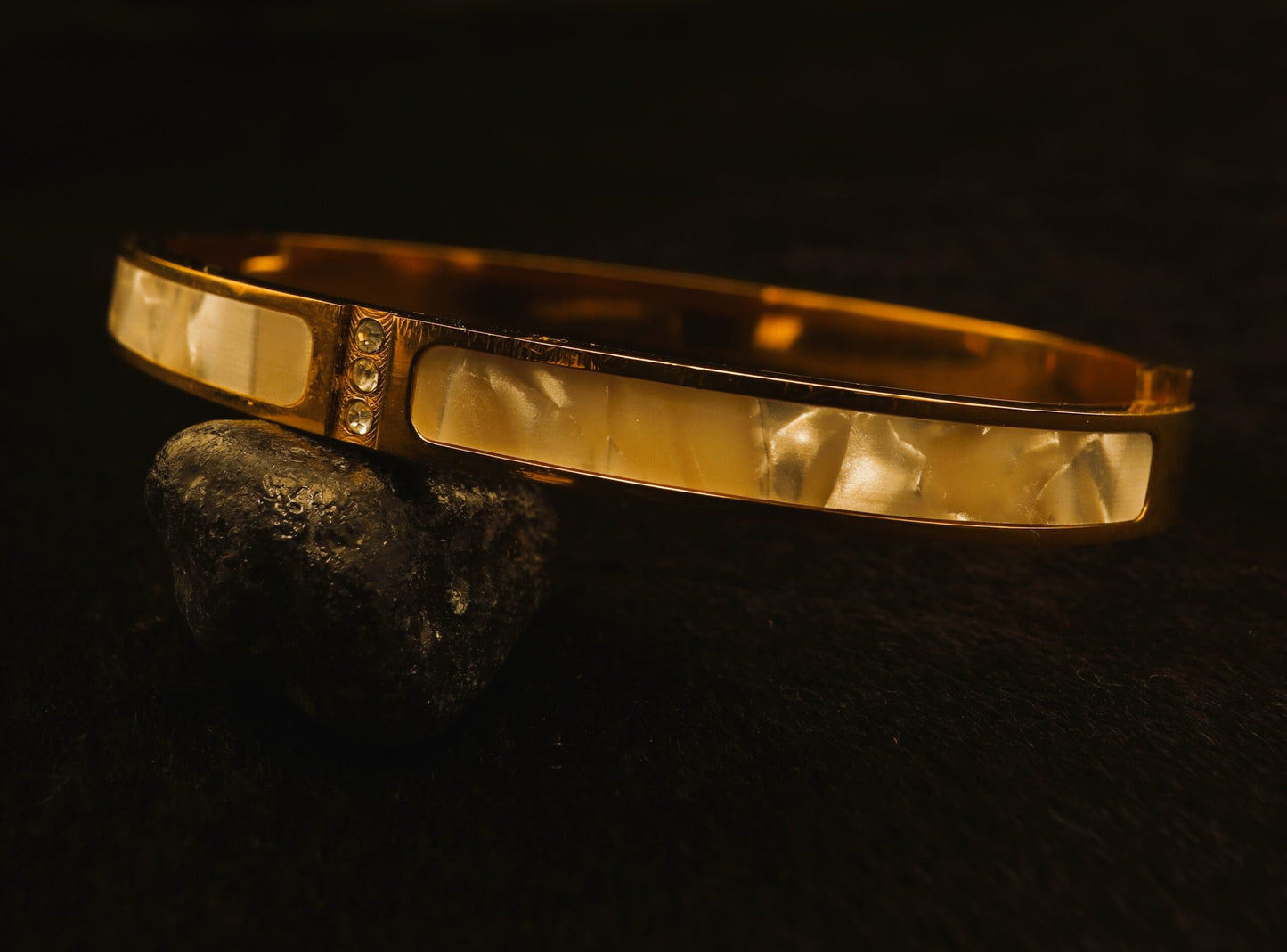 Smara Ocean White Shell Bangle