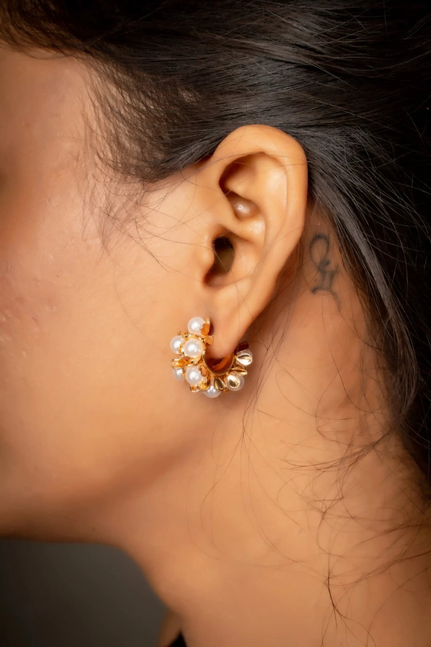 Smara 18k gold plated pearl hoops