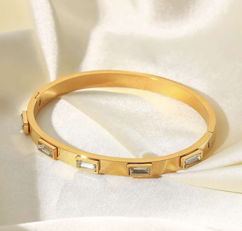 Smara Exclusive cubic zirconia Bangle (White)