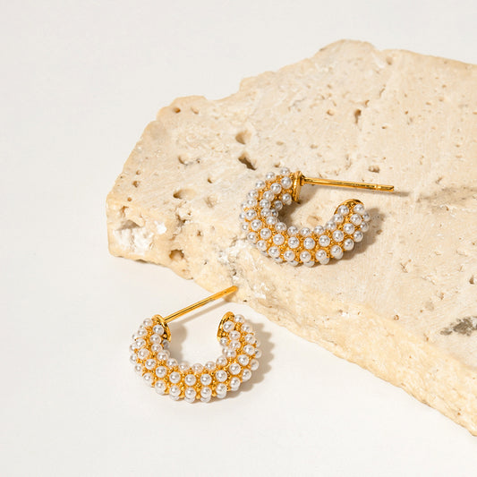 Smara C-shaped pearl earrings