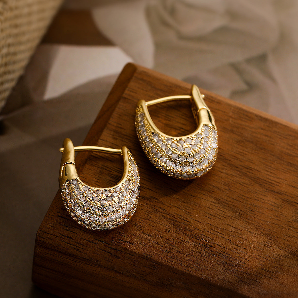 Smara U-Shaped Zirconium Earrings